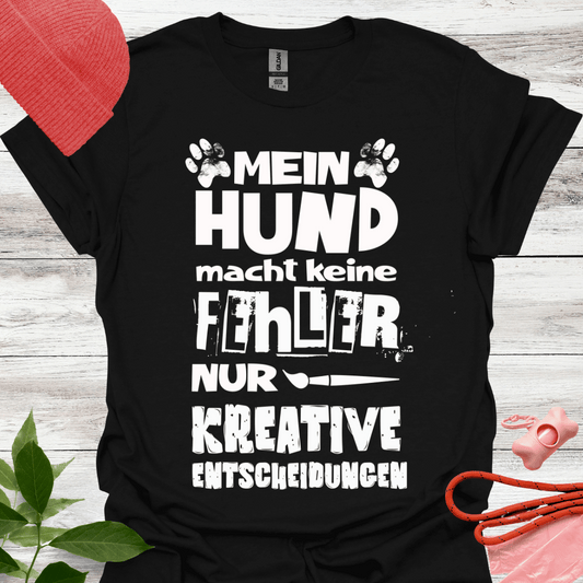 Lustiges T-Shirt – „Mein Hund macht keine Fehler. Nur kreative Entscheidungen“. Unisex Softstyle T-Shirt