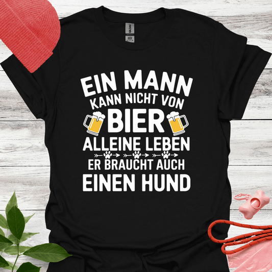 Ein Mann kann nicht von Bier alleine leben, er braucht auch einen Hund. Unisex Softstyle T-Shirt