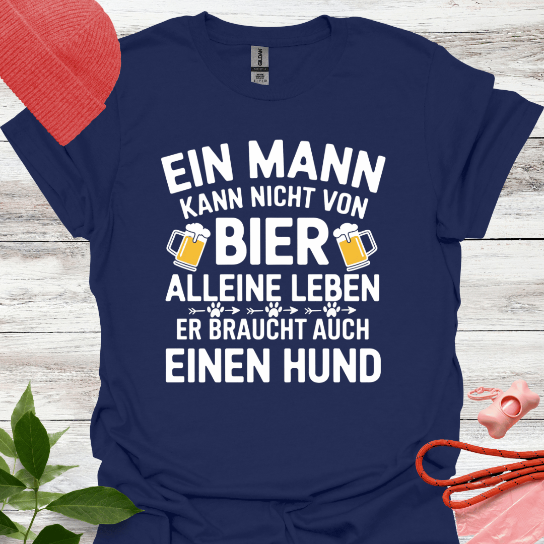 Ein Mann kann nicht von Bier alleine leben, er braucht auch einen Hund. Unisex Softstyle T-Shirt
