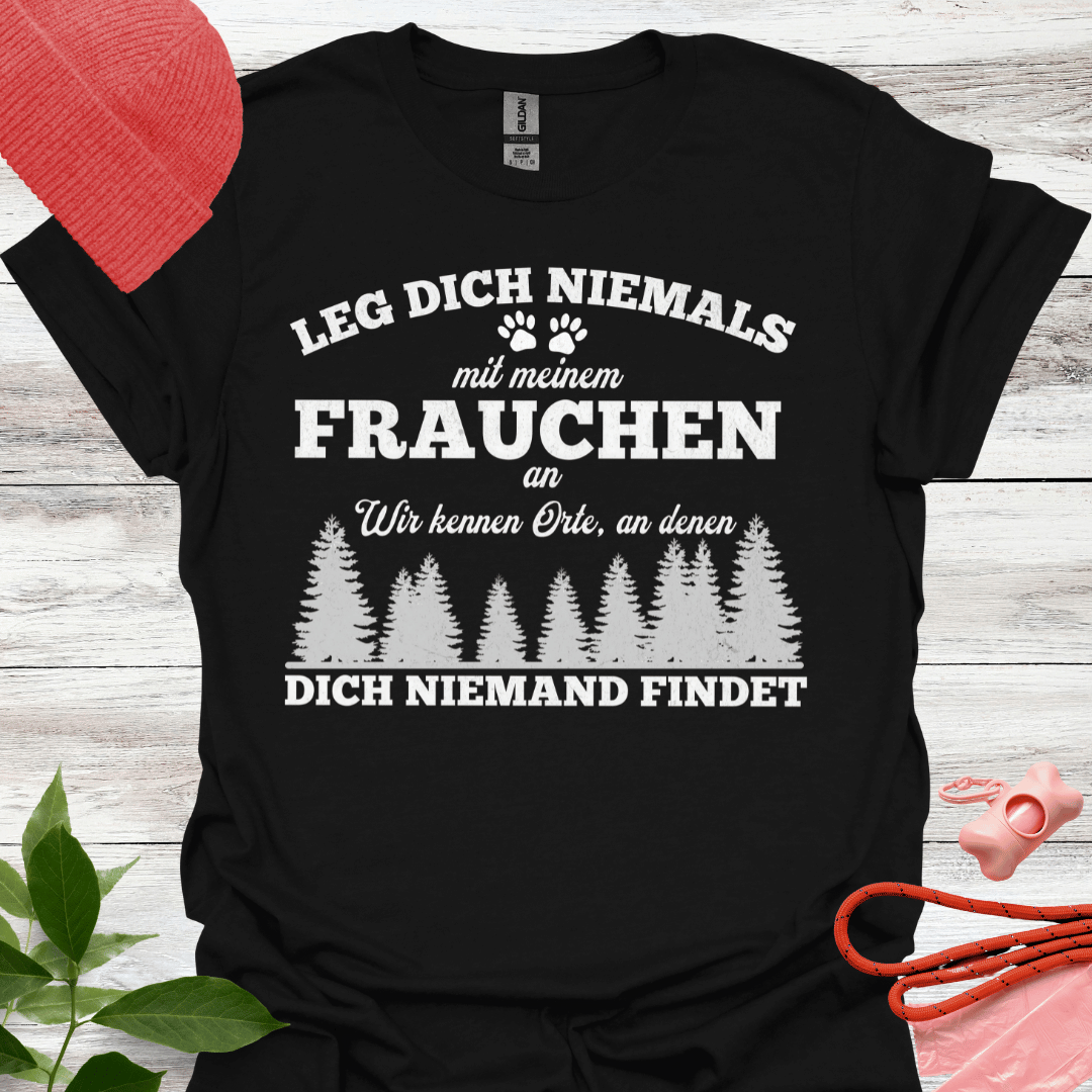 Leg dich niemals mit meinem Frauchen an. Wir kennen Orte, an denen dich niemand findet. Lustiges Shirt für Hundeliebhaberinnen. Unisex Soft-Style Shirt