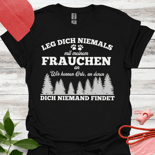 Leg dich niemals mit meinem Frauchen an. Wir kennen Orte, an denen dich niemand findet. Lustiges Shirt für Hundeliebhaberinnen. Unisex Soft-Style Shirt