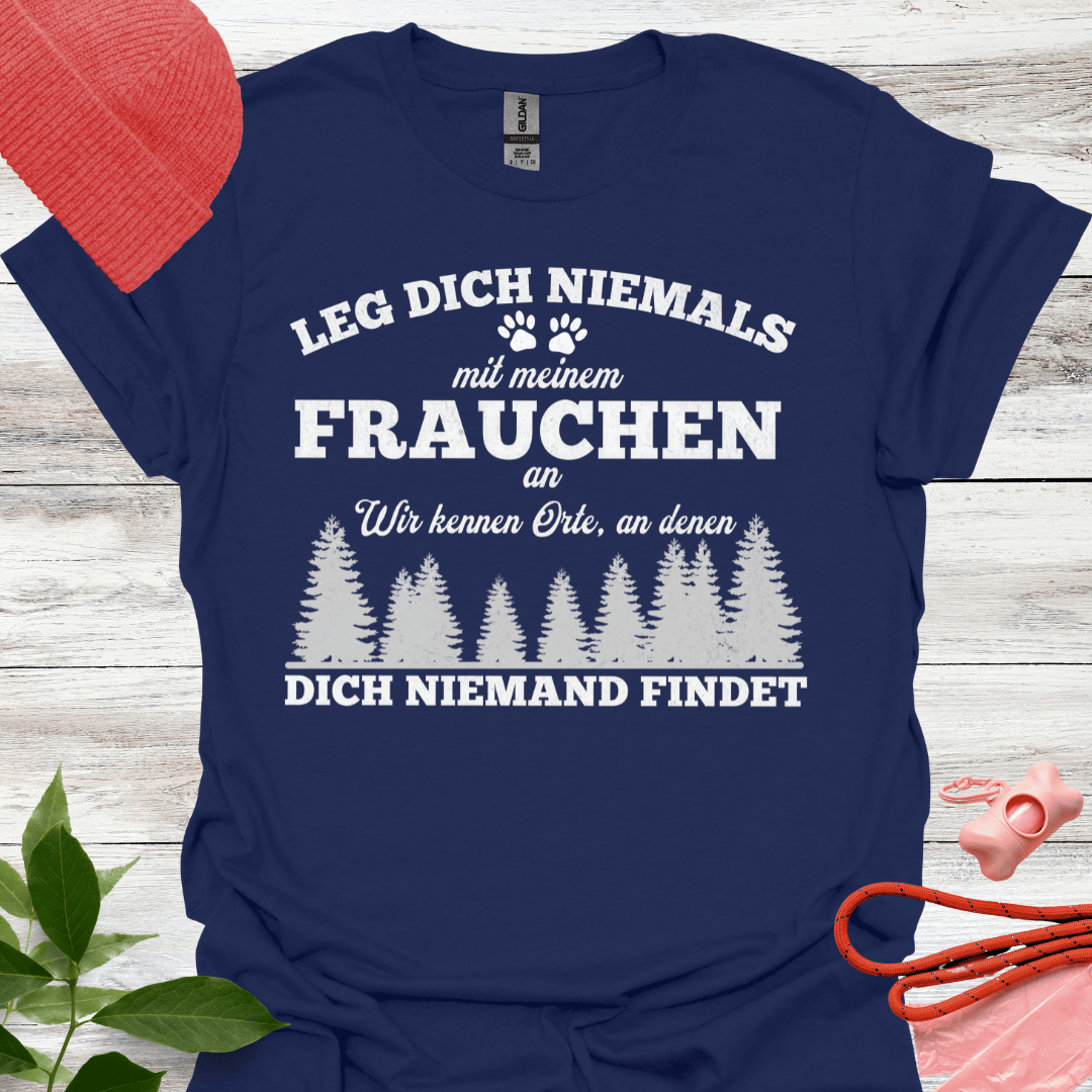 Leg dich niemals mit meinem Frauchen an. Wir kennen Orte, an denen dich niemand findet. Lustiges Shirt für Hundeliebhaberinnen. Unisex Soft-Style Shirt