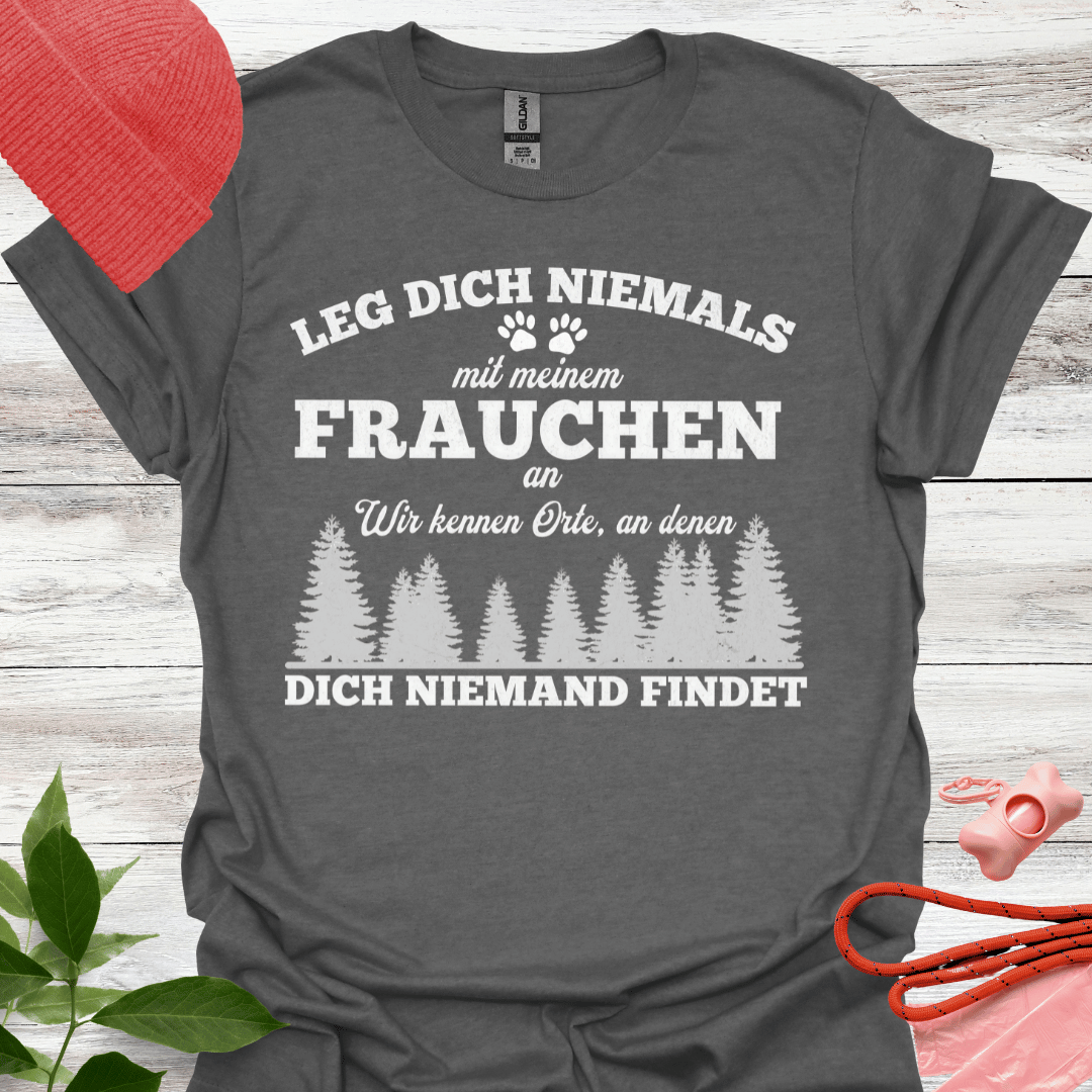 Leg dich niemals mit meinem Frauchen an. Wir kennen Orte, an denen dich niemand findet. Lustiges Shirt für Hundeliebhaberinnen. Unisex Soft-Style Shirt