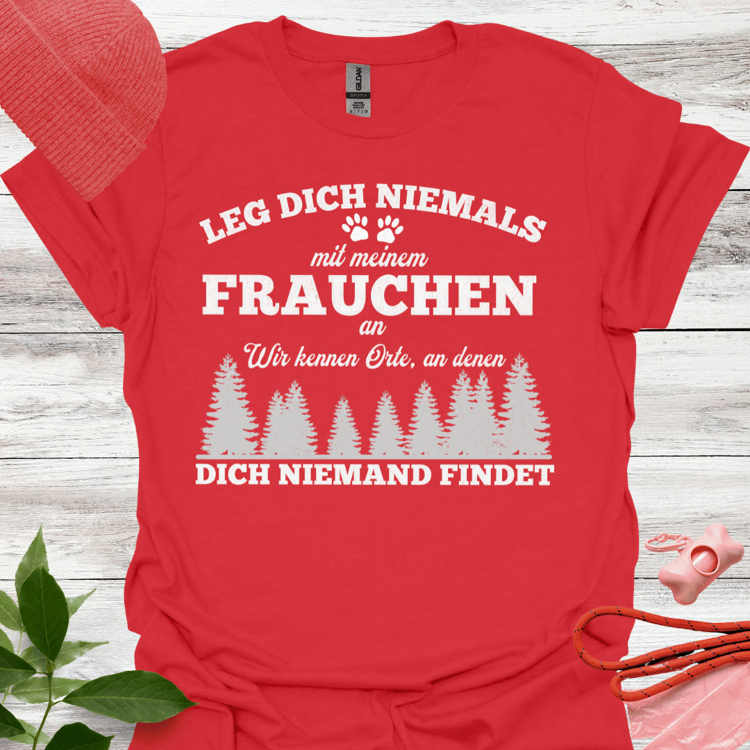 Leg dich niemals mit meinem Frauchen an. Wir kennen Orte, an denen dich niemand findet. Lustiges Shirt für Hundeliebhaberinnen. Unisex Soft-Style Shirt