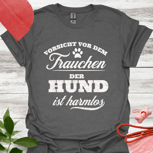 Vorsicht vor dem Frauchen, der Hunde ist harmlos. Lustiges T-Shirt für Hundeliebhaberinnen, Unisex Softstyle T-Shirt