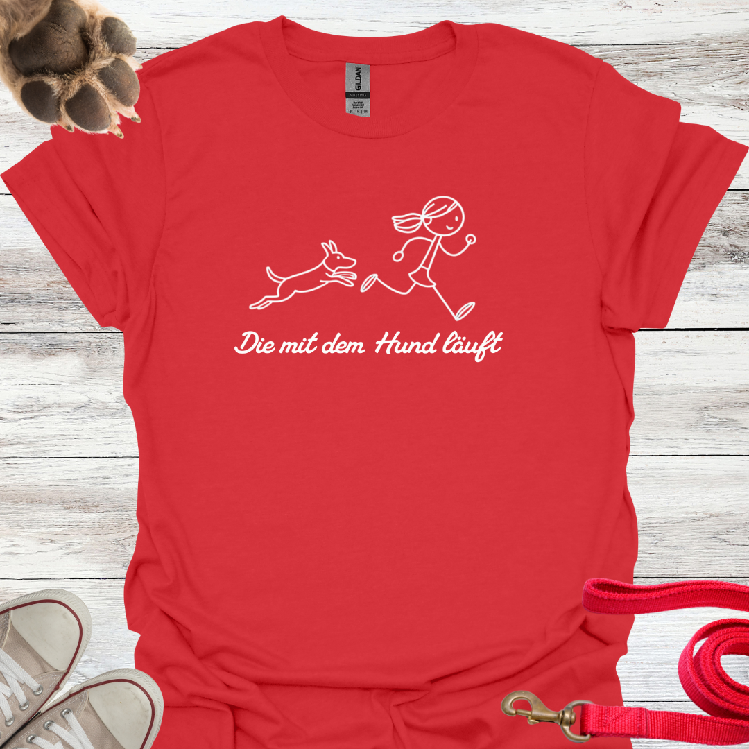 Die mit dem Hund läuft, Lustiges T-Shirt für Hundeliebhaberinnen. Unisex Softstyle T-Shirt
