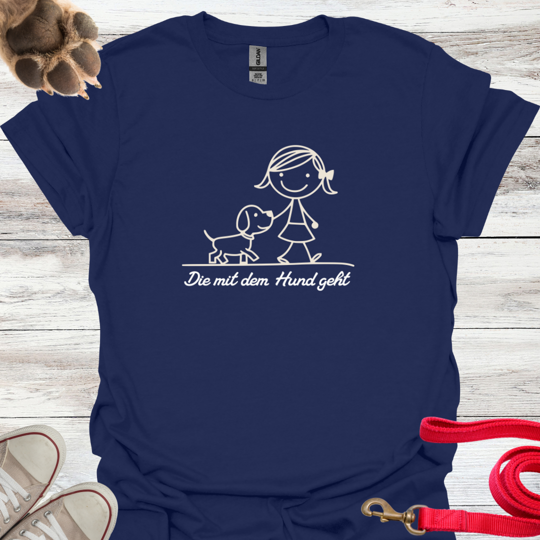 Die mit dem Hund geht, Lustiges T-Shirt für Hundeliebhaberinnen, Unisex Softstyle T-Shirt