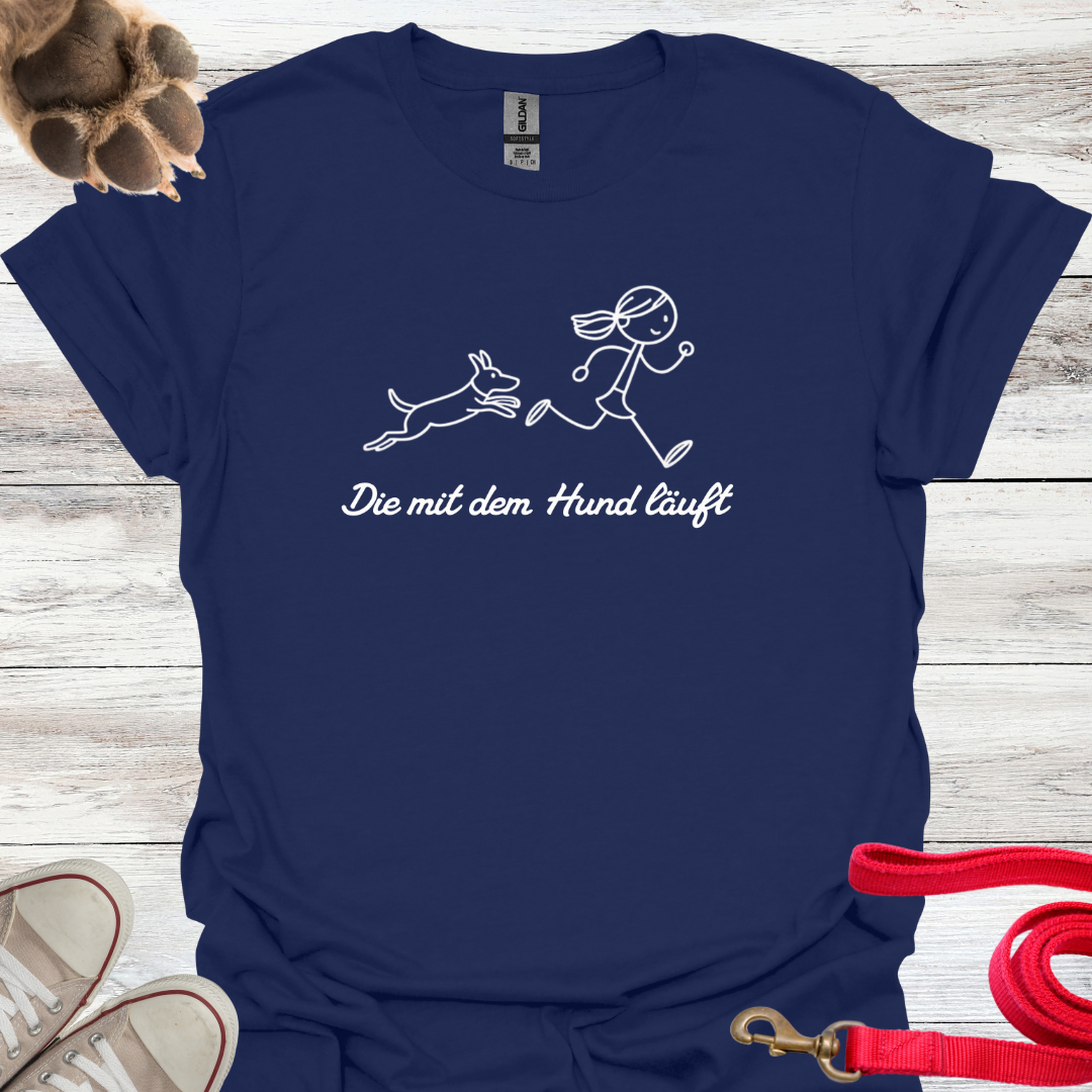 Die mit dem Hund läuft, Lustiges T-Shirt für Hundeliebhaberinnen. Unisex Softstyle T-Shirt