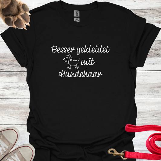Besser gekleidet mit Hundehaar, Lustiges T-Shirt für Hundeliebhaber, Unisex Softstyle T-Shirt