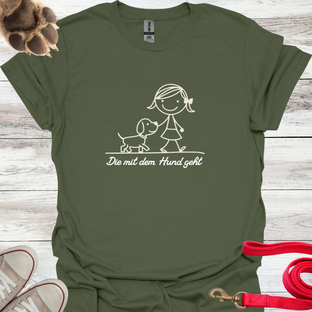 Die mit dem Hund geht, Lustiges T-Shirt für Hundeliebhaberinnen, Unisex Softstyle T-Shirt