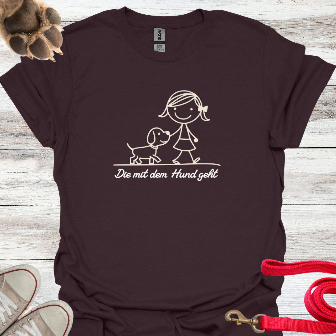 Die mit dem Hund geht, Lustiges T-Shirt für Hundeliebhaberinnen, Unisex Softstyle T-Shirt