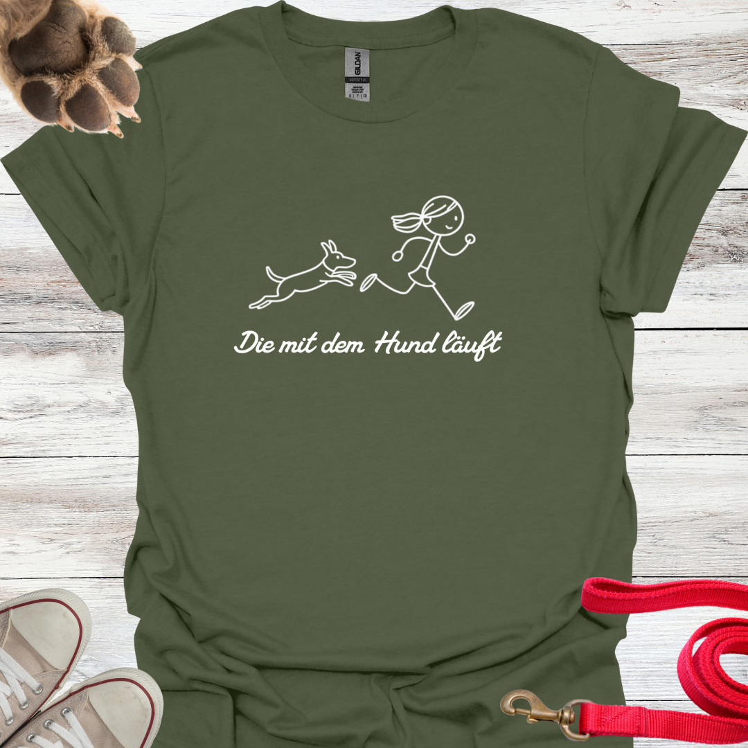 Die mit dem Hund läuft, Lustiges T-Shirt für Hundeliebhaberinnen. Unisex Softstyle T-Shirt