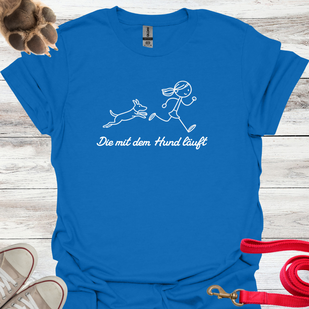 Die mit dem Hund läuft, Lustiges T-Shirt für Hundeliebhaberinnen. Unisex Softstyle T-Shirt