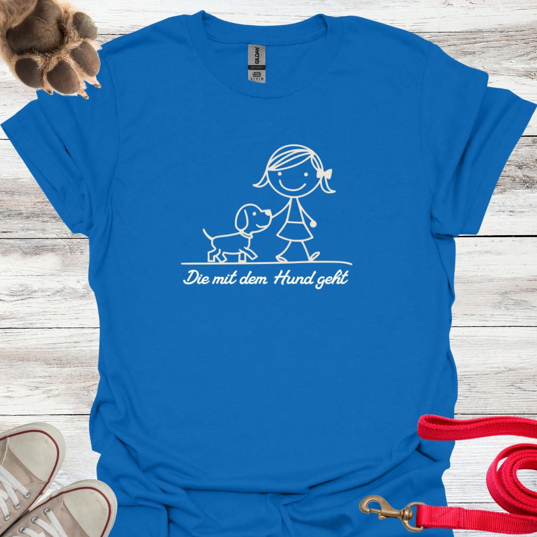 Die mit dem Hund geht, Lustiges T-Shirt für Hundeliebhaberinnen, Unisex Softstyle T-Shirt