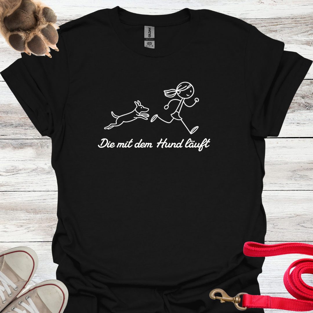Die mit dem Hund läuft, Lustiges T-Shirt für Hundeliebhaberinnen. Unisex Softstyle T-Shirt