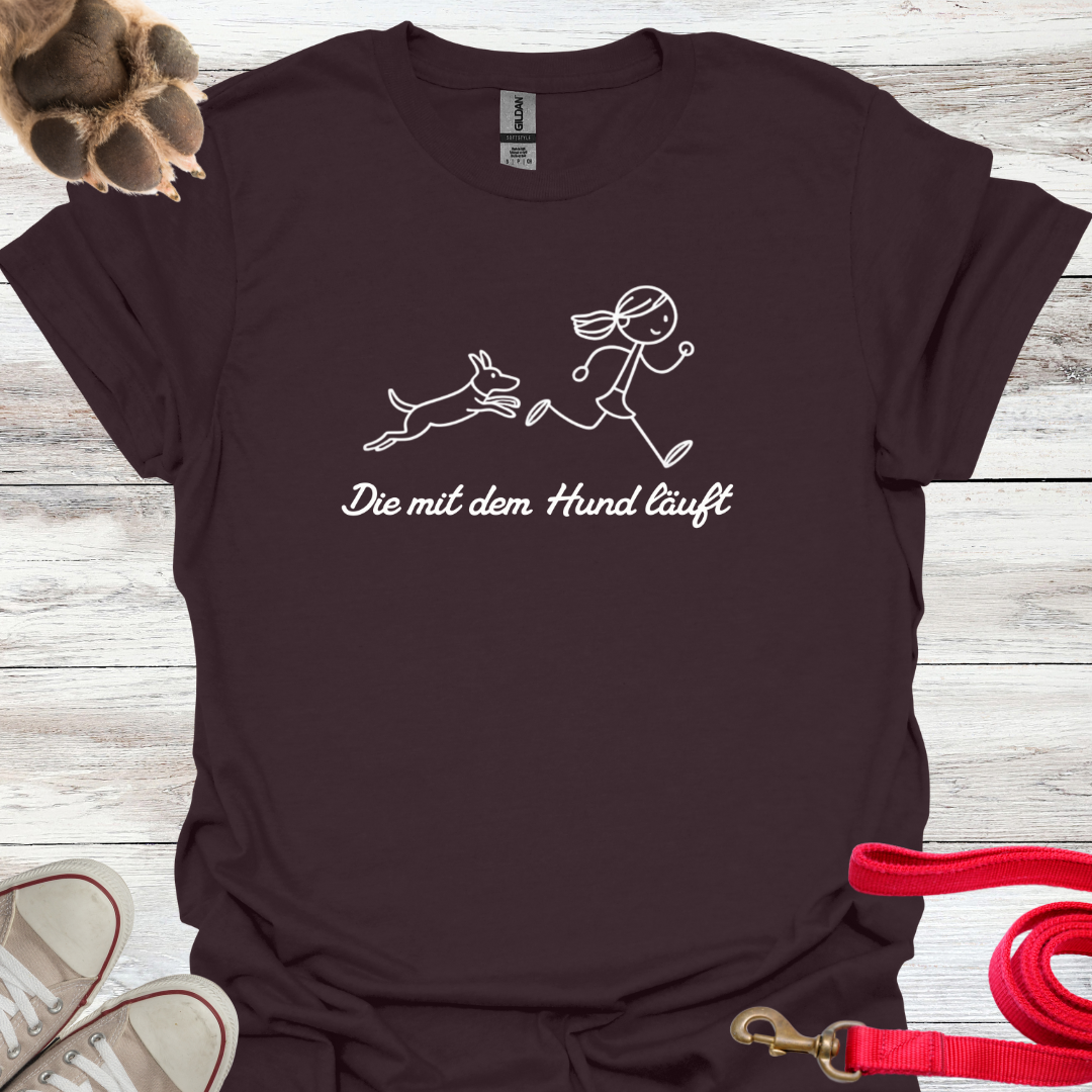 Die mit dem Hund läuft, Lustiges T-Shirt für Hundeliebhaberinnen. Unisex Softstyle T-Shirt