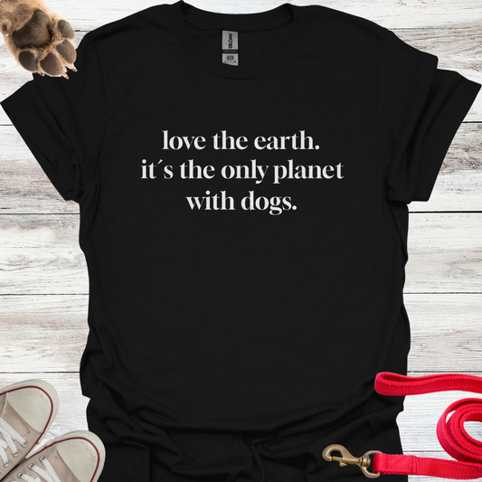 love the earth. it`s the only planet with dogs. T-Shirt für Hundeliebhaber. Unisex Softstyle T-Shirt
