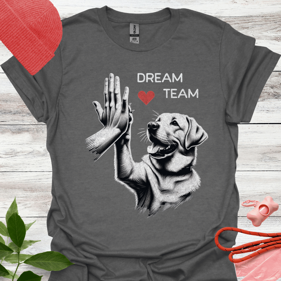 "Dream Team“ mit einem Labrador, der ein High Five gibt, Unisex Softstyle T-Shirt