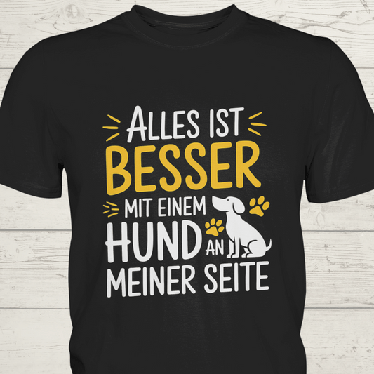 Alles ist besser mit einem Hund an meiner Seite - Premium Shirt