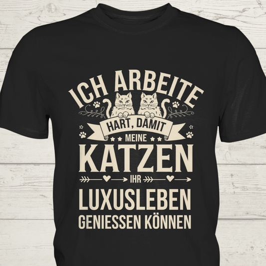 Ich arbeite hart, damit meine Katzen ihr Luxusleben genießen können. - Premium Shirt