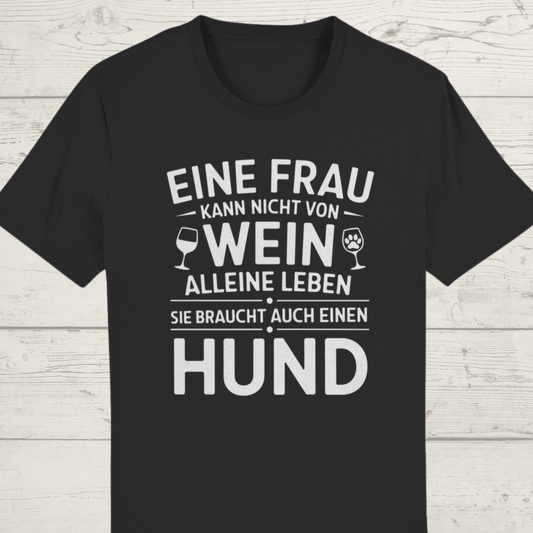 Eine Frau kann nicht von Wein allein leben. Sie braucht auch einen Hund - ST/ST Creator T-Shirt