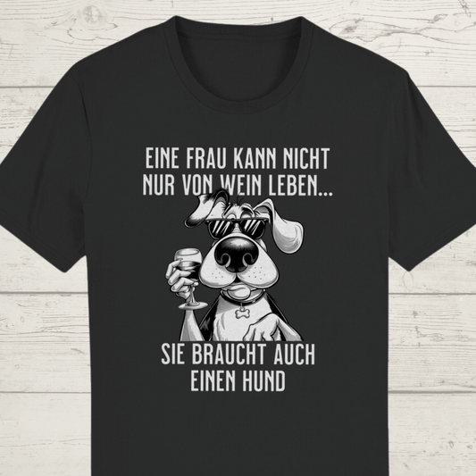 ST/ST Creator T-Shirt Eine Frau kann nicht nur von Wein leben...sie braucht auch e