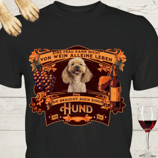 Personalisierbares T-Shirt für Hundeliebhaber "Eine Frau kann nicht von Wein alleine leben, sie braucht auch einen Hund" - Premium Shirt